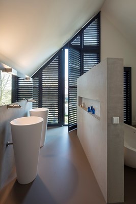 jasno_shutters_zwart_badkamer_schuin_2